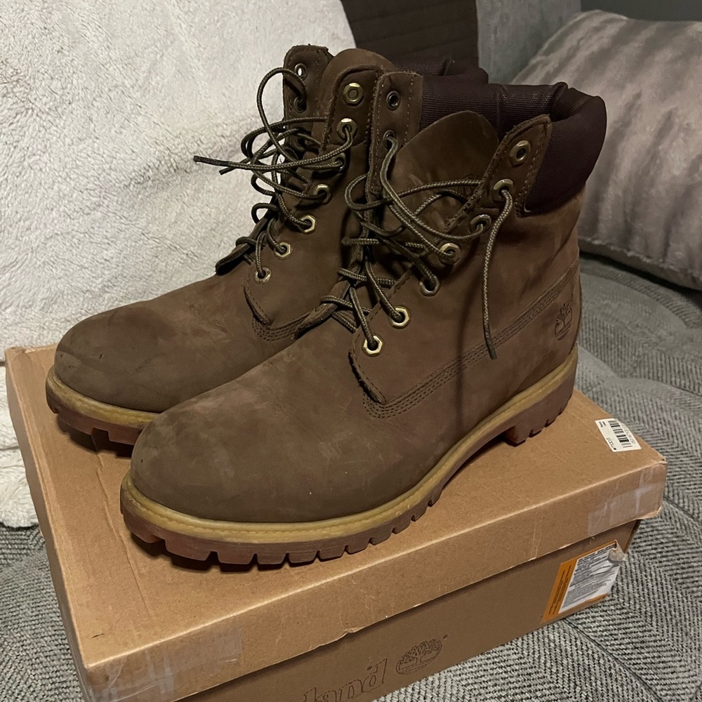 Size 12 Timberland 6 inch boot men’s size 12. Barely worn